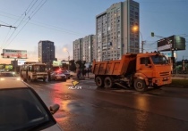 В воскресенье, 18 июля, в Заельцовском районе Новосибирска столкнулись автобус №3 и грузовик