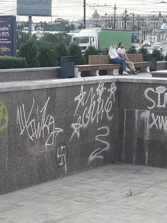 В Омске хулиганы изрисовали фонтан на Театральной площади