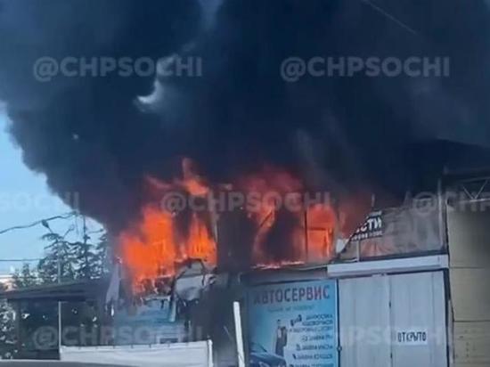 Утром 19 июля в Сочи загорелся автосервис