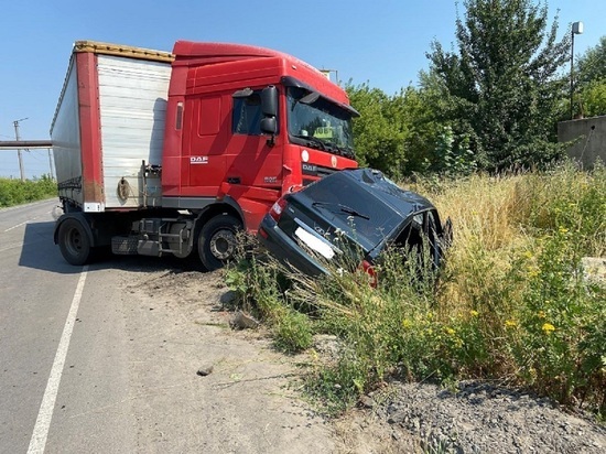 В Белгородской области грузовик "догнал" легковушку