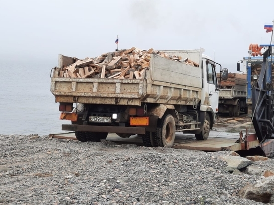 В преддверии отопительного сезона жителям острова Рейнеке поставляют дрова