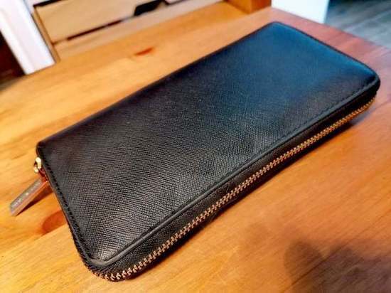 Две воровки обокрали пожилую женщину прямо у нее дома