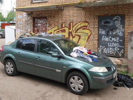 В Смоленске иномарка автохама оказалась под грудой мусора