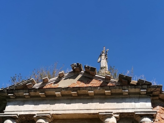 Фрагменты крыльев скульптуры Архангела Михаила найдены в Аксиньино