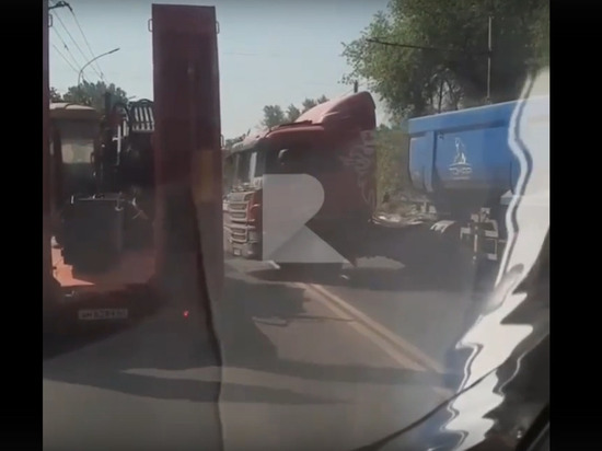 На Куйбышевском шоссе в Рязани фура перегородила две полосы дороги