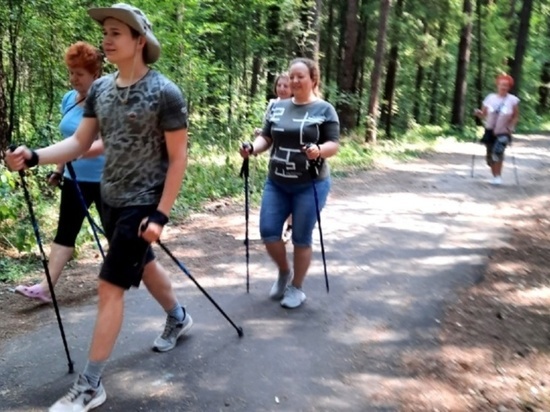 В ивановском парке «Харинка» ветераны занимаются скандинавской ходьбой