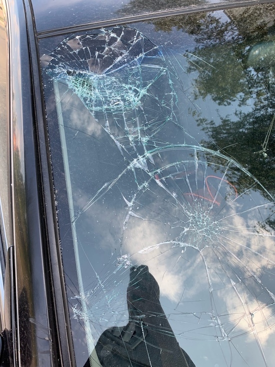 Тверской велосипедист въехал головой в лобовое стекло машины