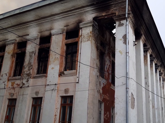 Пожар площадью 400 кв. м произошел в историческом здании в Красноярском крае