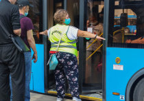 Пассажиры берут штурмом автобусы в районе закрытого участка столичного метро