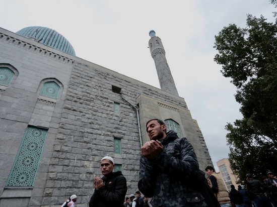 Власти Петербурга поздравили мусульман с праздником Курбан-байрам