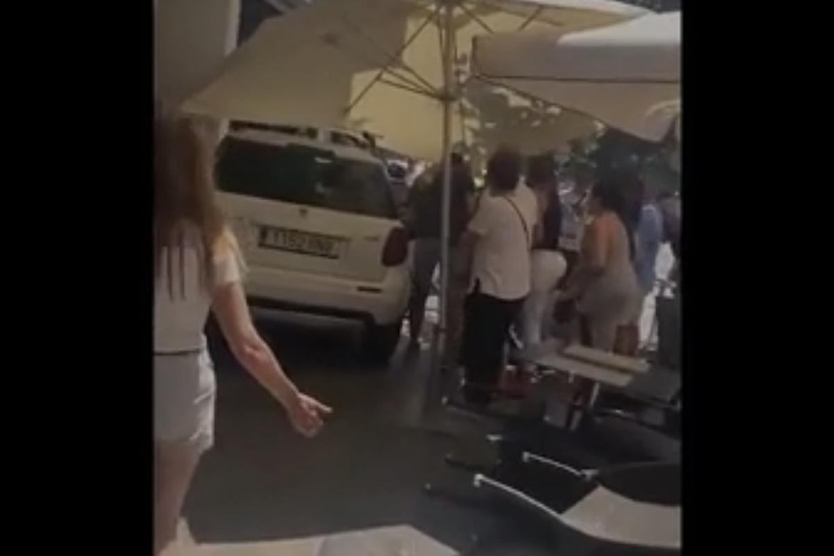 Инцидент бар. Павел мамешин боксер. Руденко авария в барнауле. Спагетти инцидент ресторан. Камера наблюдения бар.