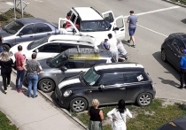 В Новосибирске 20 июля водитель Jeep  врезался в припаркованные на пересечении улиц Некрасова и Семьи Шамшиных автомобили