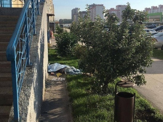 Мужчина выпал из окна на улице Виктора Уса в Новосибирске – вслед за ним полетела кепка