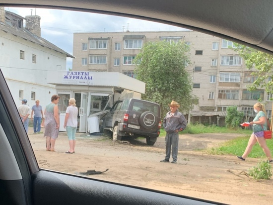 В Тверской области «Патриот» врезался в ларек с прессой