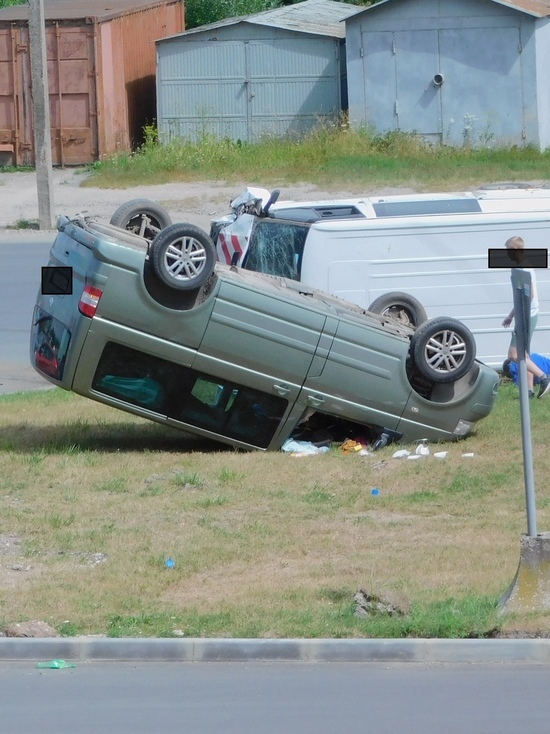 Два автомобиля перевернулись в результате ДТП в Пскове