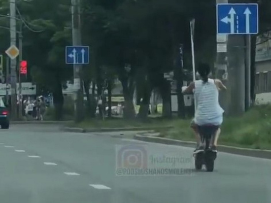 Смолянка с ребенком прокатилась на электросамокате «с ветерком»