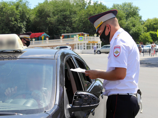 Астраханские полицейские проверяют таксистов на соблюдение масочного режима