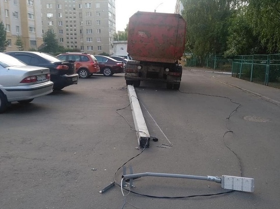 Костромские ДТП: мусоровоз против фонаря
