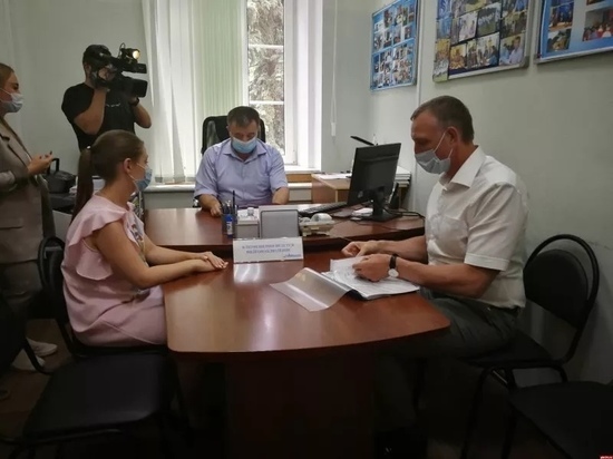 Для регистрации кандидатом в Госдуму от Псковской области Александр Козловский подал пакет документов в избикром
