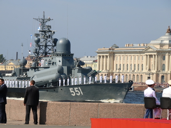 Смольный проверит готовность Петербурга к проведению парада ВМФ