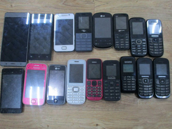 Житель Смоленска пытался перебросить 17 телефонов через ограждение колонии