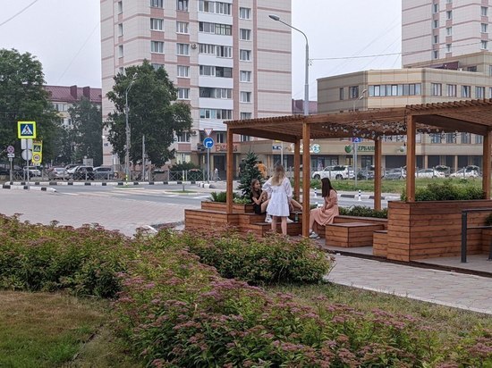 Девушки вместо железяк: парклет установили в центре Южно-Сахалинска