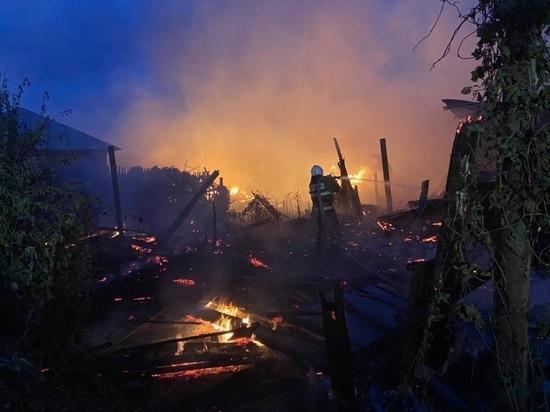В Пономаревском районе горели 11 надворных построек и два дома