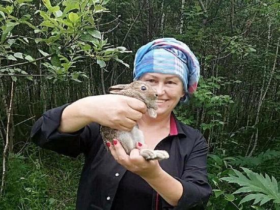 Жительница Новосибирской области нашла в лесу зайца на грани гибели