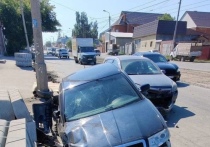 Автолюбитель на машине "Skoda Octavia" в результате аварии провалился в яму в Дзержинском районе Новосибирска