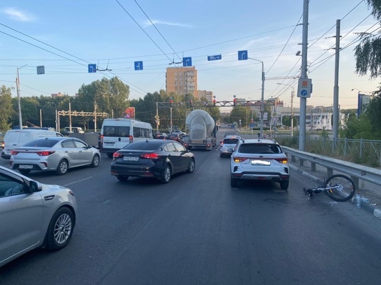 В Рязани на Московском шоссе велосипедист врезался в Kia Rio