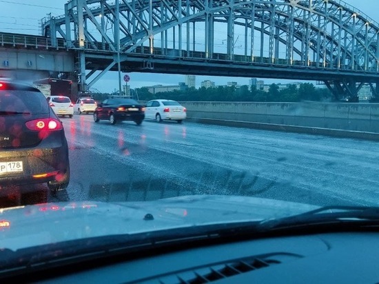 Росприроднадзор раскрыл секрет белой пены на дорогах Петербурга после дождя