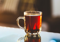 Чай имеет огромное количество полезных свойств — среди них уменьшение воспалительных процессов, снижение риска сердечных и хронических заболеваний, уровня глюкозы в крови