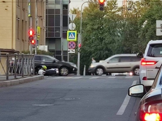 На проспекте Медиков мотоцикл попал под колеса автомобиля