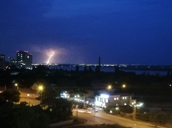 В Волгоградской области сильный ветер повредил крыши зданий