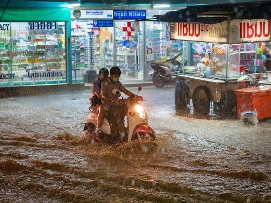 В Китае число жертв сильнейшего наводнения выросло до 33 человек