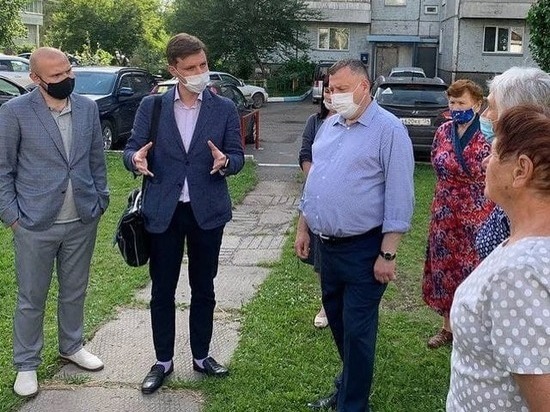 Депутат Юрий Швыткин обсудил с красноярцами проект благоустройства двора на Судостроительной