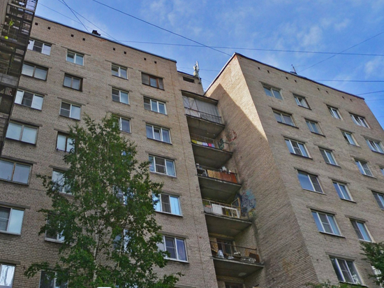 На Дыбенко женщина выпала из окна, спасаясь от пожара в восьмикомнатной квартире