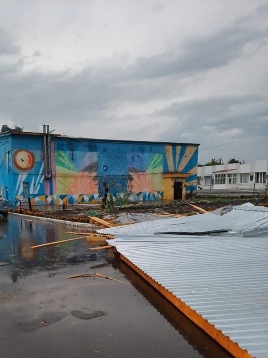 Последствия ночного урагана: в Саратовской области перебои со светом, газом, повреждены крыши домов