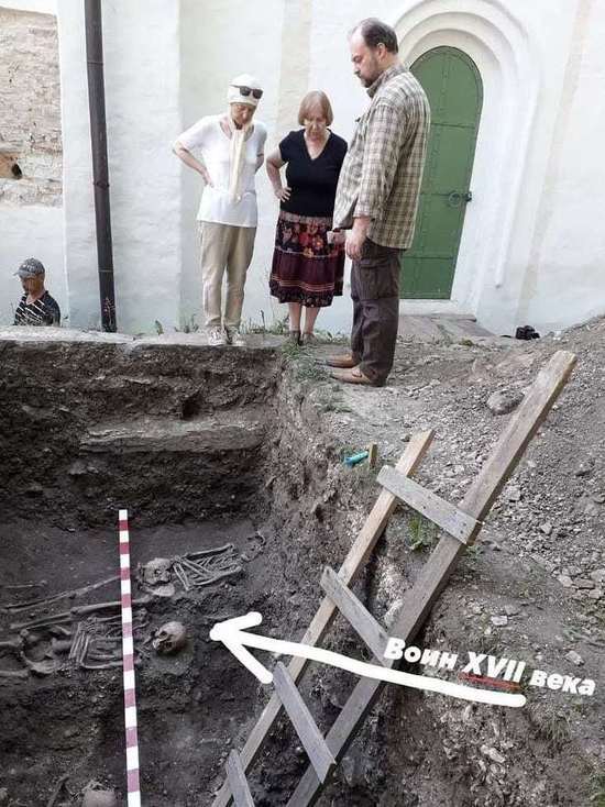 Останки молодого воина XVII века нашли возле Мирожского монастыря в Пскове