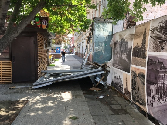 На проспекте Кирова упавшая конструкция повредила торговый киоск