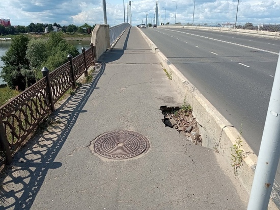 На мосту в Тверской области появилась большая яма
