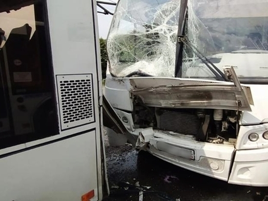 В столкновении автобусов на Стачки в Ростове пострадали восемь человек