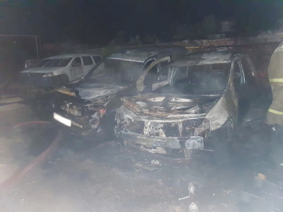 В Рославле горели сразу два автомобиля одного хозяина