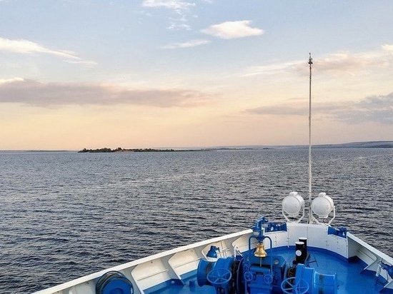 На Волге у Казани задымился теплоход с пассажирами на борту