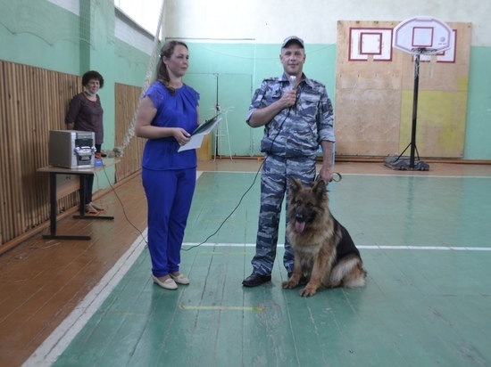 Кинолог из Андреаполя рассказал детям о работе с собаками
