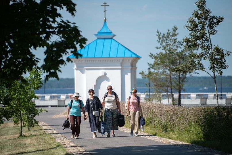 Путь в монастырь. Остров Коневец монастырь. Монастырь на Ладожском озере. Монастырь на острове Коневец на Ладожском озере.