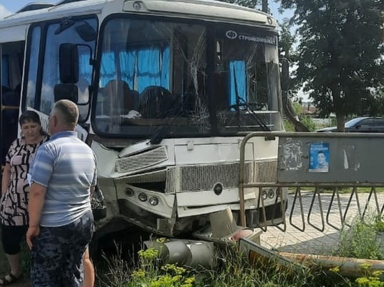 Четыре человека пострадали в столкновении Киа и автобуса в Сысерти
