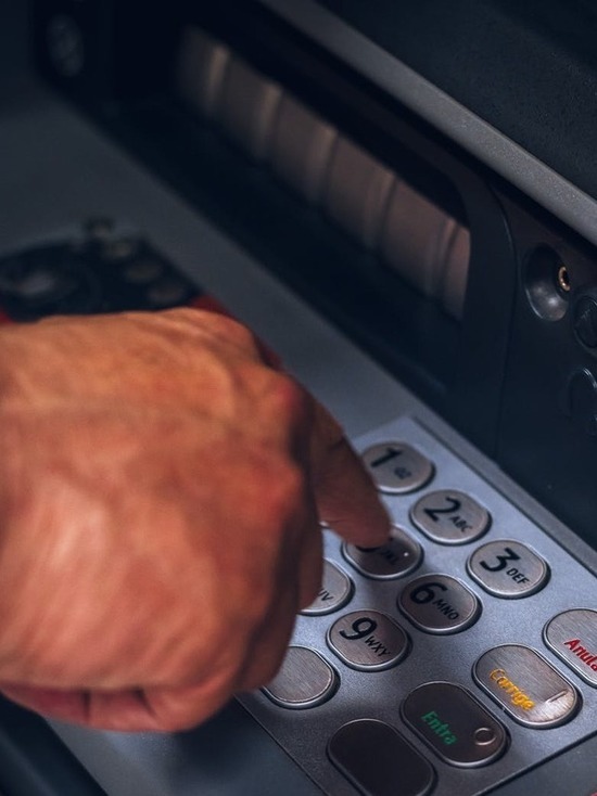 В Смоленской области мужчина украл у знакомого кредитную карту и потратил с нее все деньги