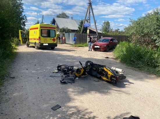 Водитель скутера получил серьёзные травмы в аварии в Тверской области