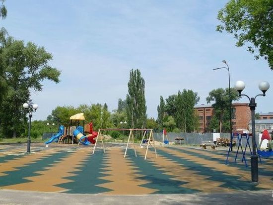 На одной из детских площадок Котовска установили безопасное резиновое покрытие